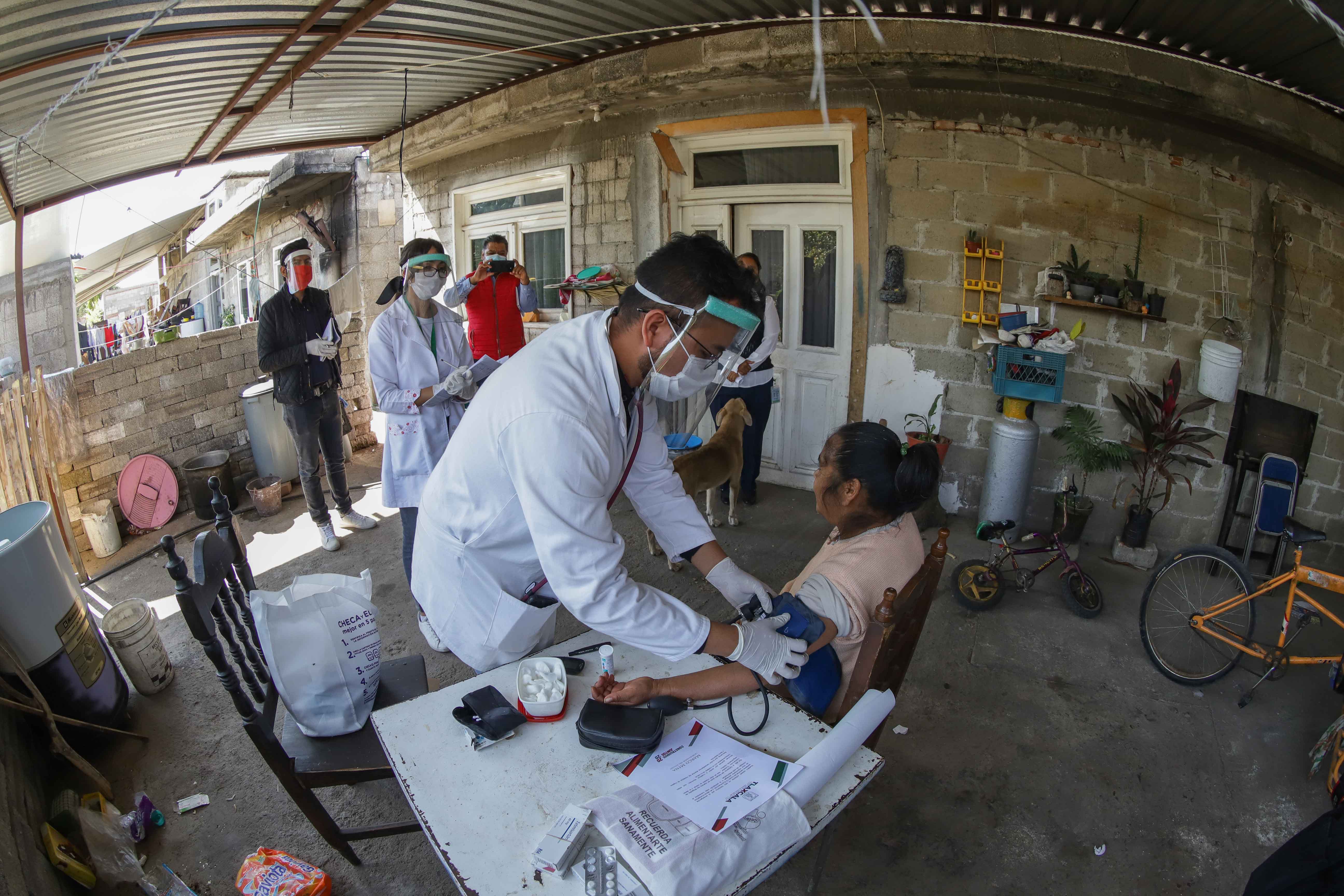 “Brigadas Cuídate” atienden a pacientes de Teolocholco y Santa Cruz Tlaxcala.