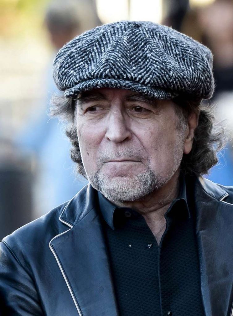 Joaquín Sabina reaparece tras cirugía para rendir homenaje al personal de salud