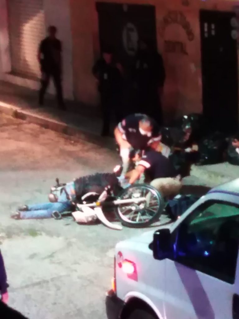 Ejecutan de 19 balazos a motociclista en pleno centro de Texmelucan