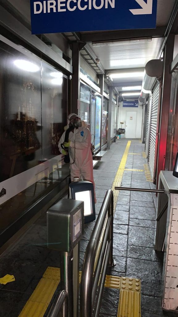 Sanitizan terminales y paraderos de Ruta