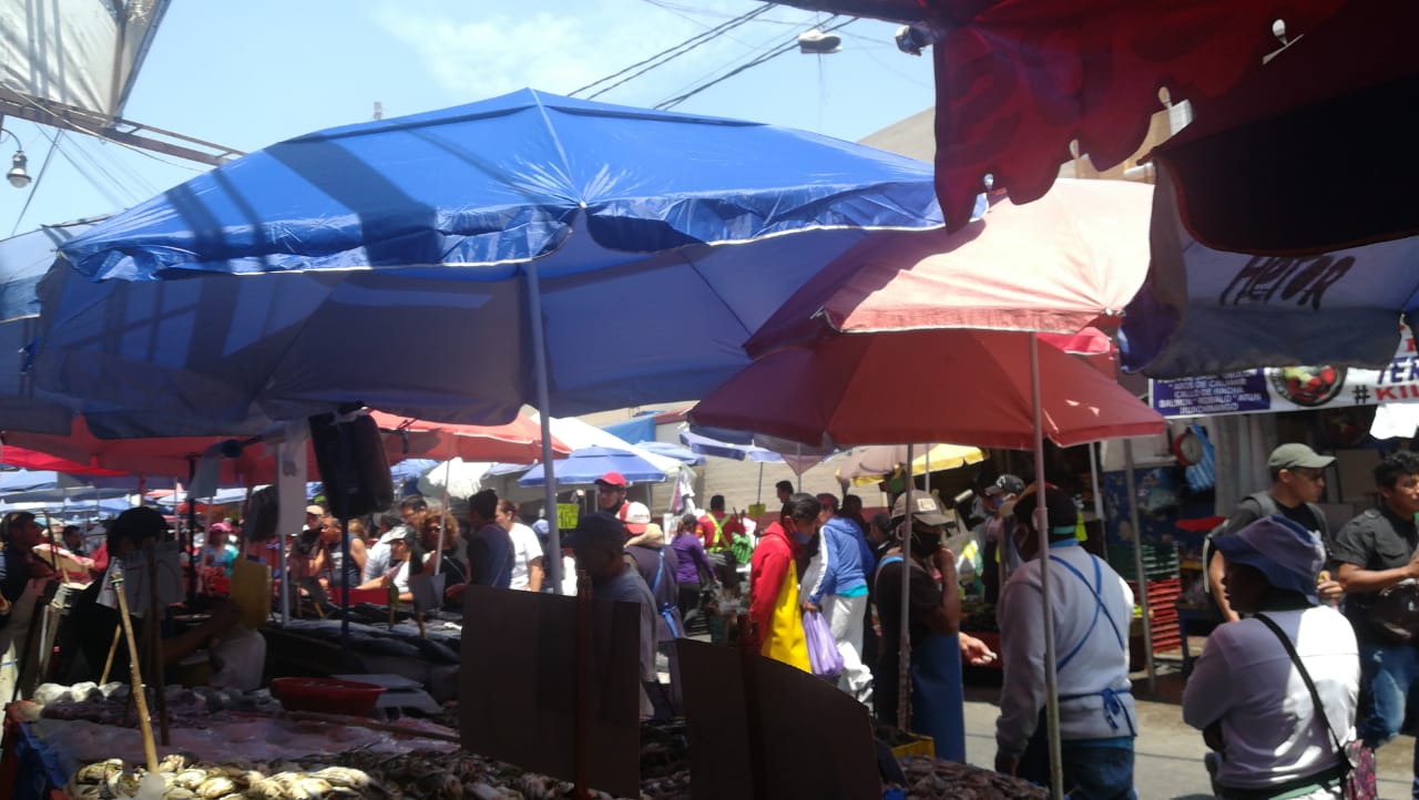 Fotonota: Gente y ambulantes inundan el Mercado de Mariscos en el Centro Histórico…pese al Covid-19