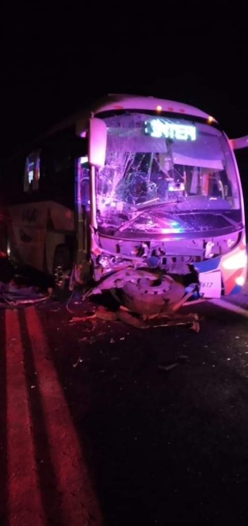 Fuerte accidente sobre la Acajete-Oriental deja una persona prensada