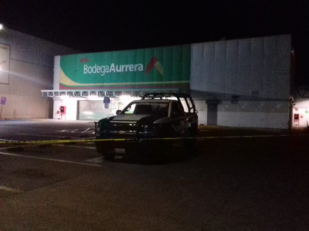 Comando fuertemente armado asalta bodega Aurrerá de Amozoc