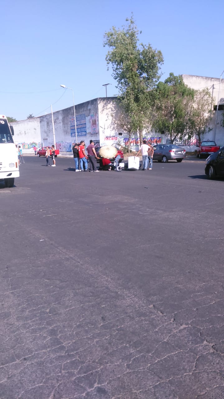 Unidad de transporte público atropella a motociclista en Bulevar Xonaca