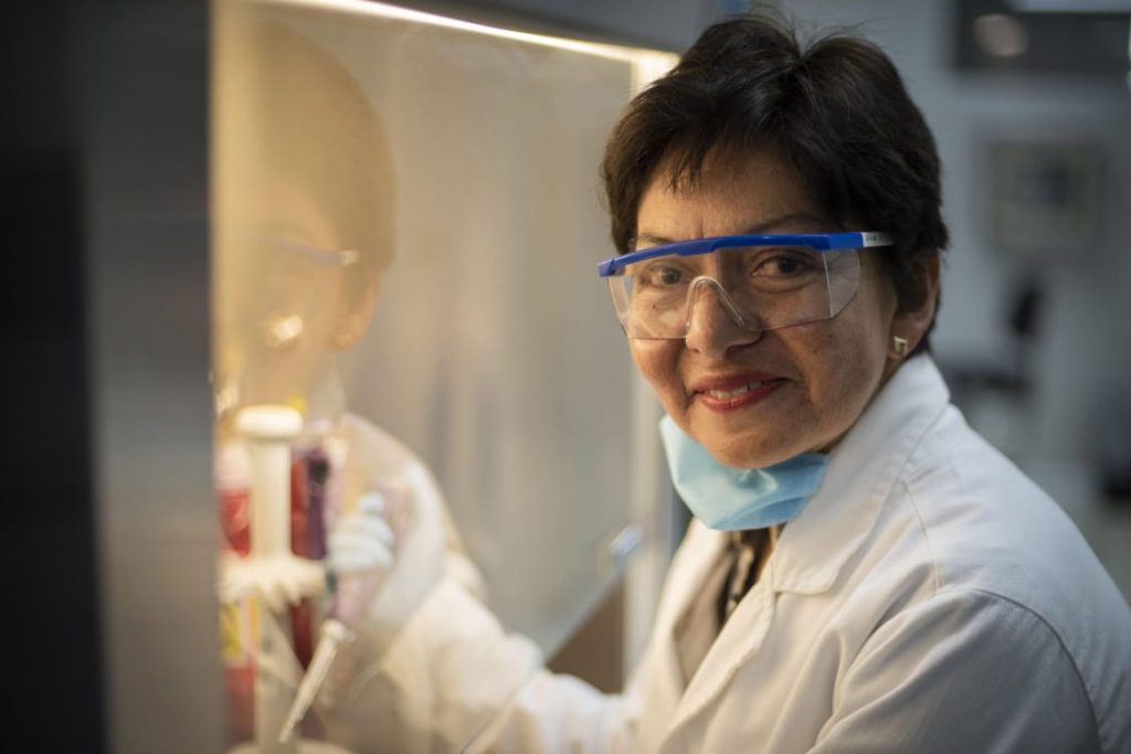 Científica de la BUAP investiga al agente patógeno del Covid-19