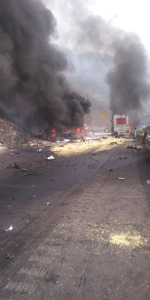 Un muerto, un tráiler incendiado y rapiña, saldo de carambola en la Puebla-Orizaba