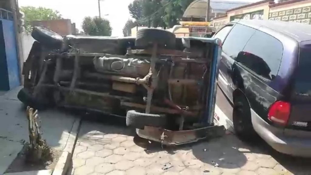 Desde Tlaxcala: Mujer vuelca camioneta en calles de Ocotlán