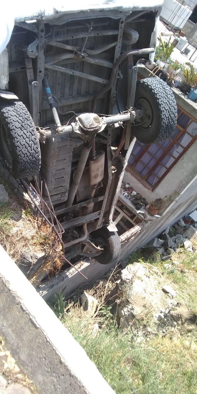 Vuelca camioneta en el patio de una vivienda de Los Reyes Quiahuixtlan ...