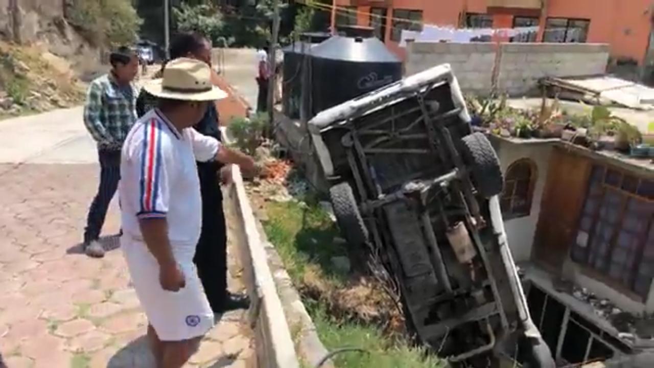 Vuelca camioneta en el patio de una vivienda de Los Reyes Quiahuixtlan