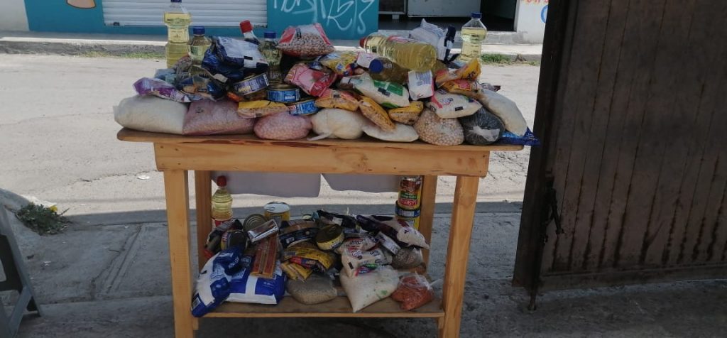 Muestran solidaridad habitantes de Chachapa, instalan mesas para recabar y regalar víveres