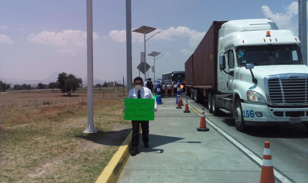 Operadores de autobuses turísticos toman caseta de cobro en Cuapiaxtla