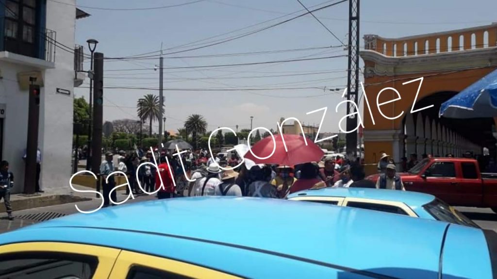 A pesar de la pandemia pobladores de Acatzingo se manifiestan frente a la presidencia municipal