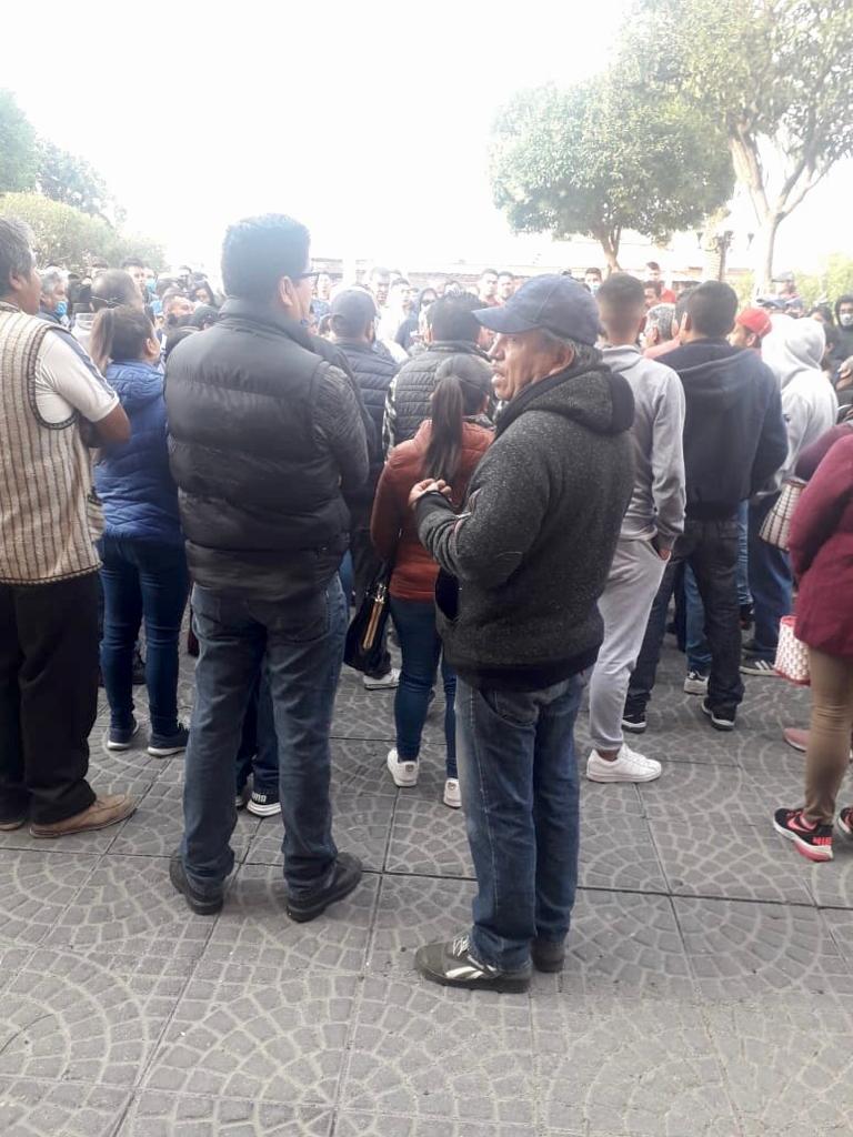 En Calpulalpan, se manifiestan comerciantes por cierre de negocios