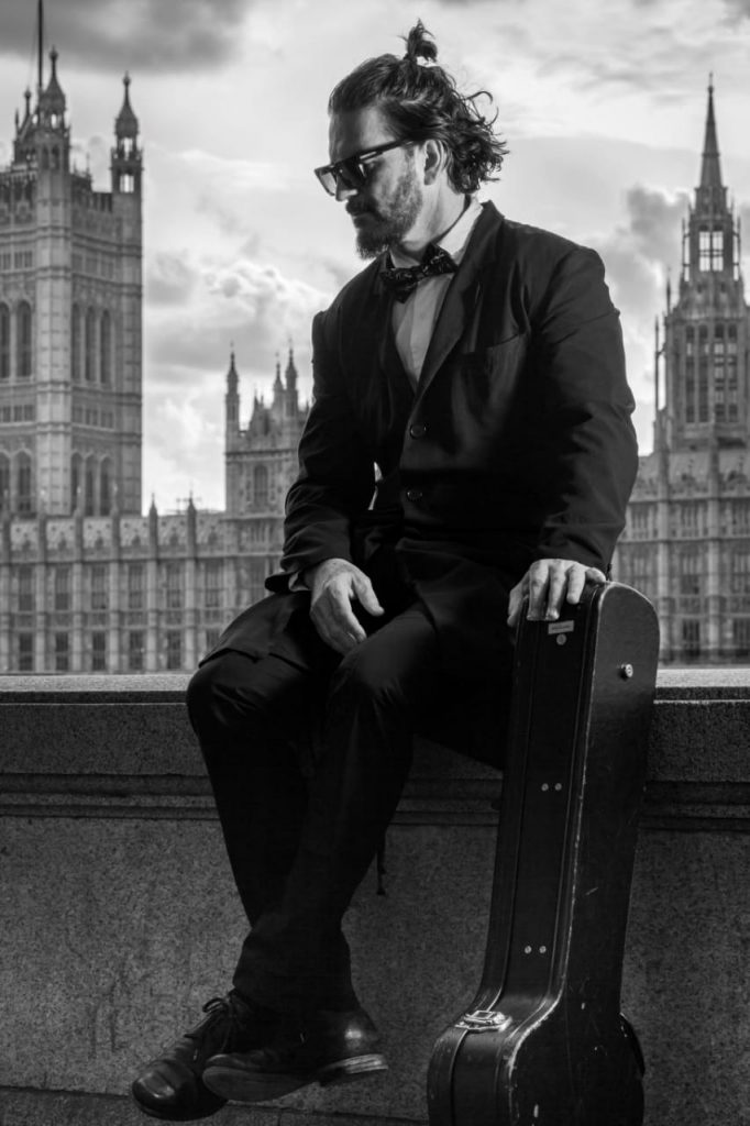 Hoy se lanza a nivel mundial el sencillo “Hongos” de Ricardo Arjona en todas las plataformas digitales.