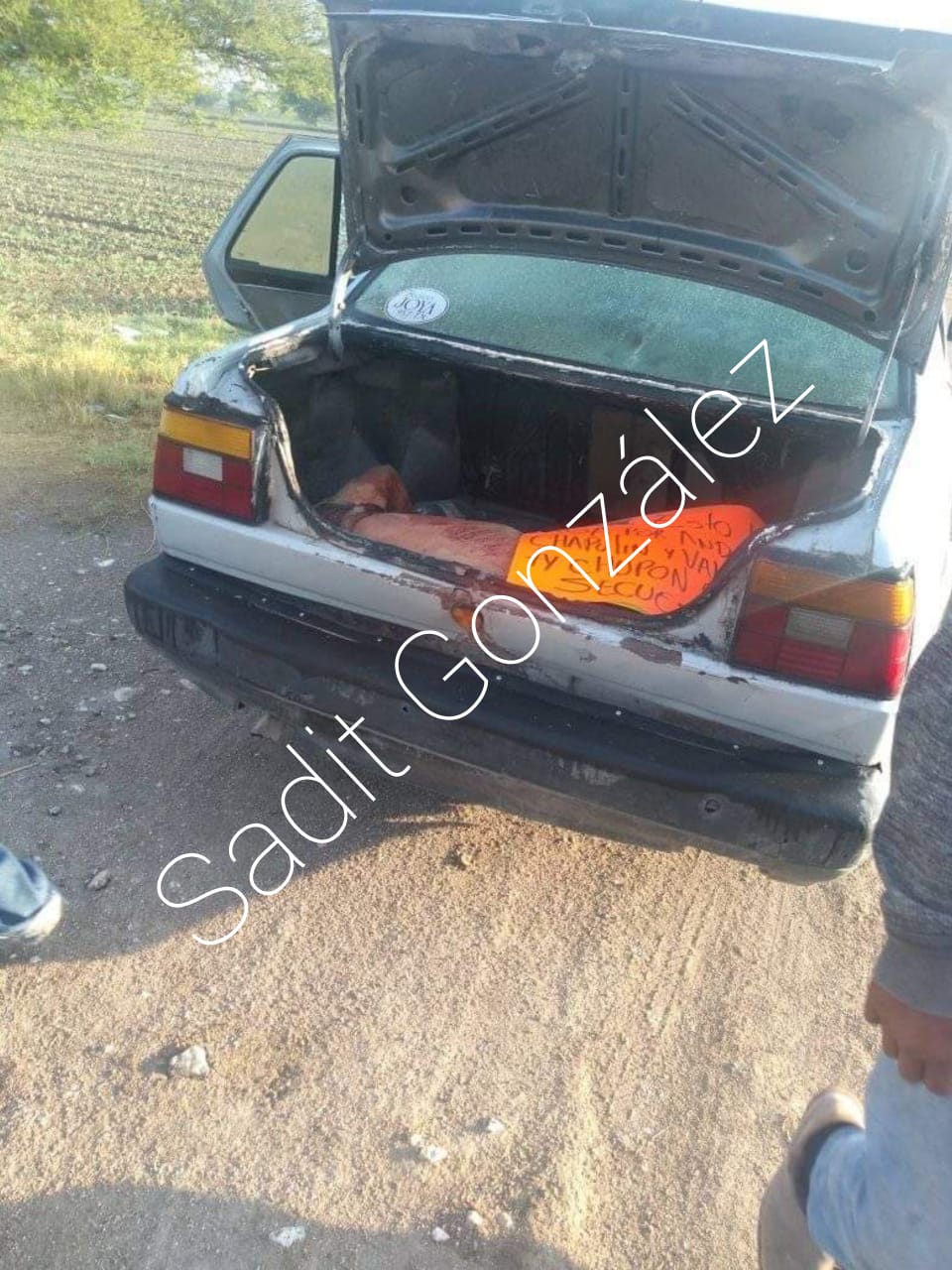 Encuentran cadáver al interior de un vehículo y con un “narcomensaje” en Tecamachalco