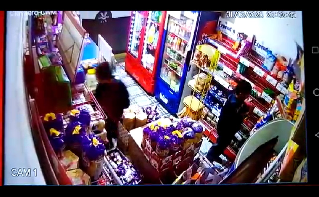Así ocupa este ‘papá’ a sus hijos para robar el dinero de caja de una tienda en Puebla