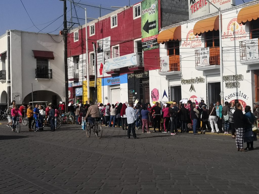 Presidenta municipal de Huejotzingo hace que los ciudadanos formen una fila muy juntos para que reciban apoyo alimentario