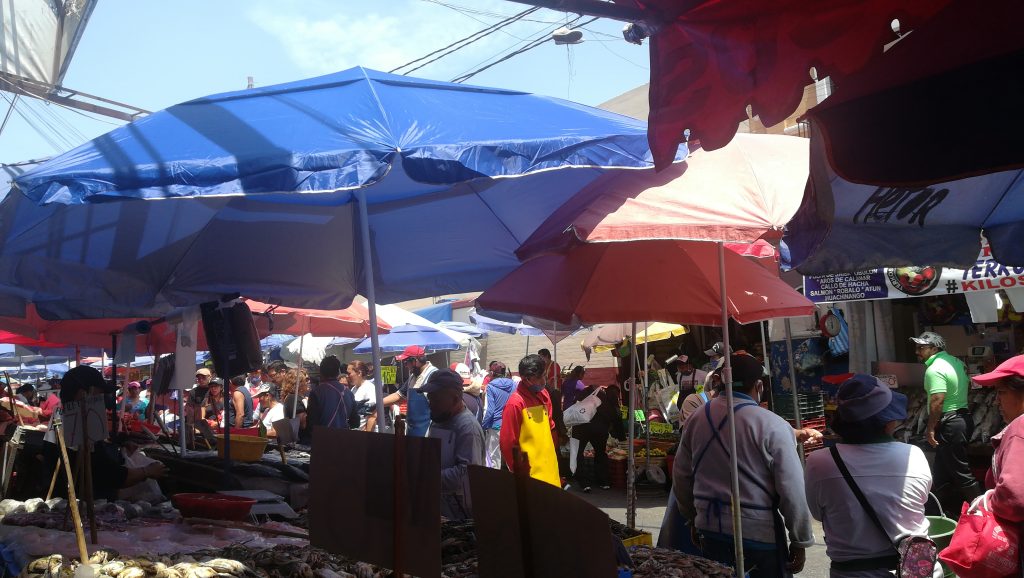 Ayuntamiento realiza operativo para evitar aglomeraciones en la zona de pescados ante covid-19 