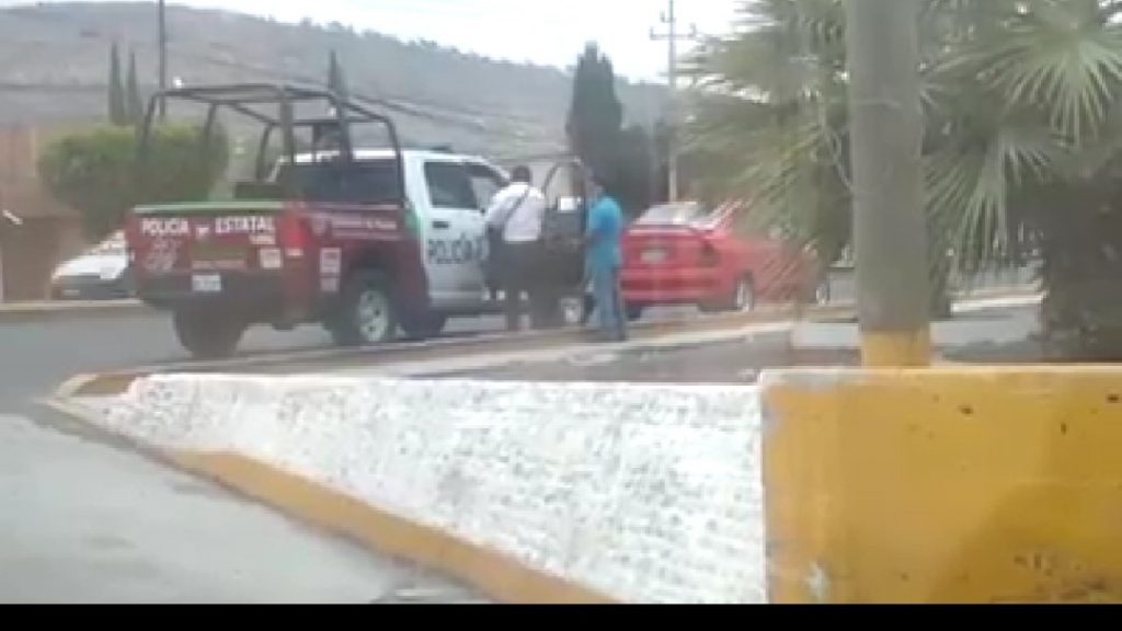 Graban a Policía de Vialidad extorsionando a automovilista; ya fue dado de baja