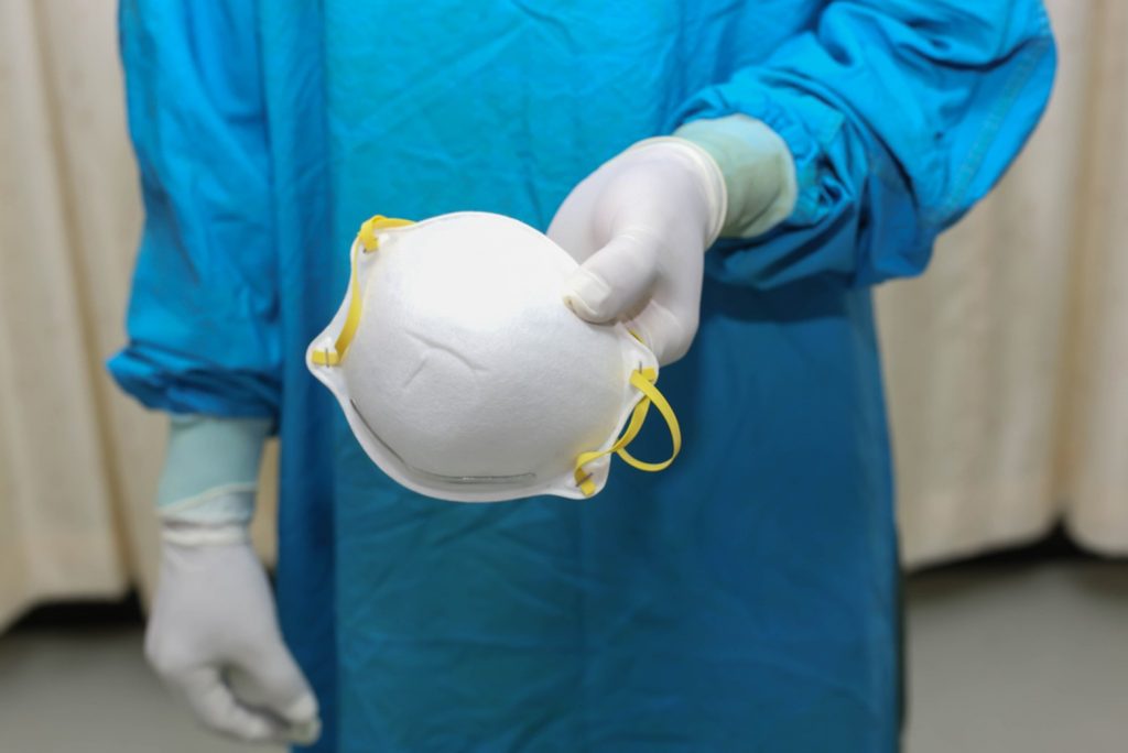 El uso generalizado de mascarillas contra el coronavirus deja sin protección al personal sanitario