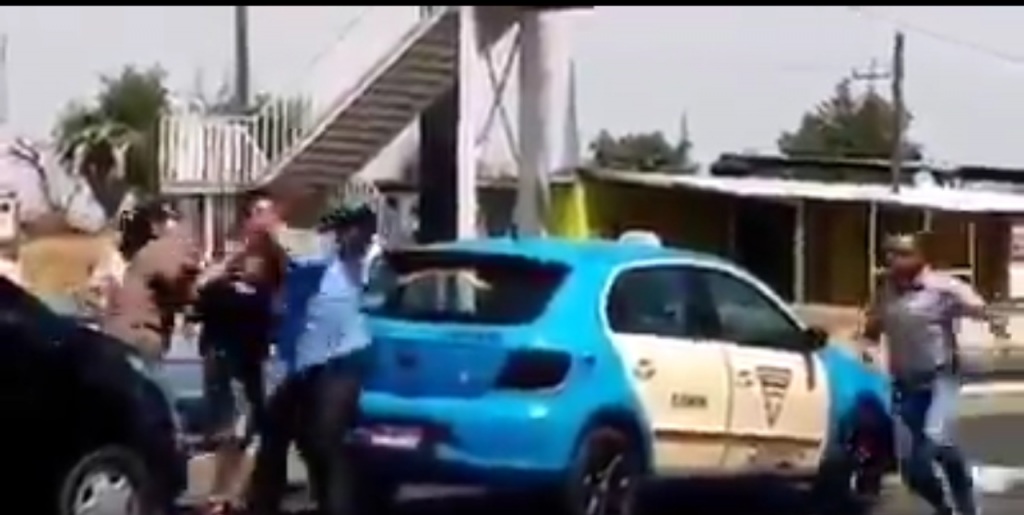 Familia completa golpea a taxista en Huejotzingo