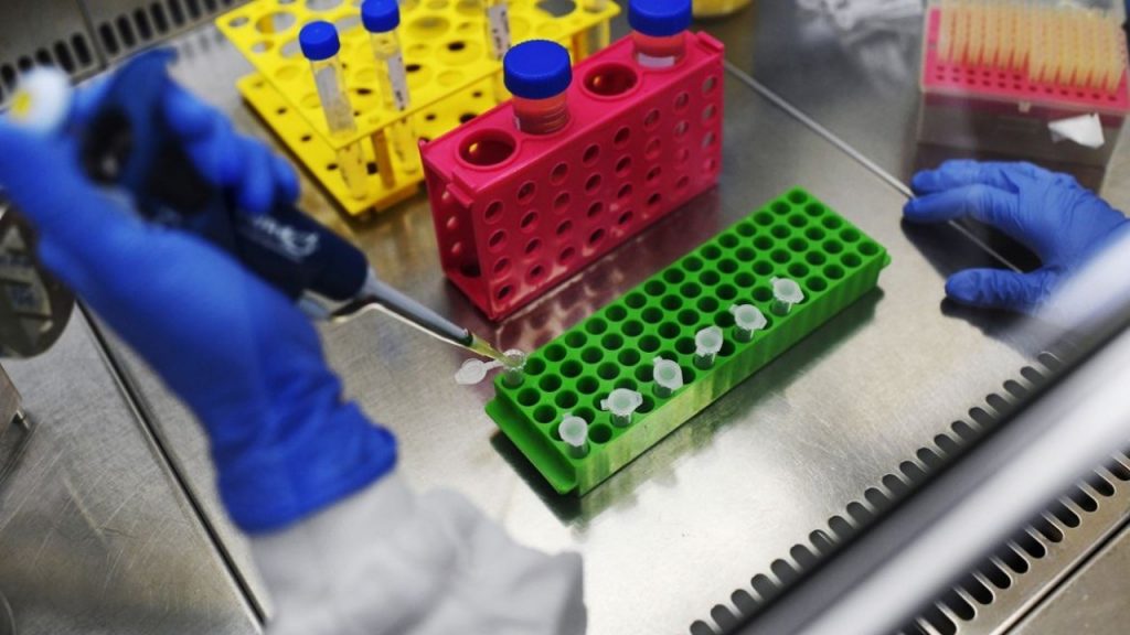 Brasil: Prueban droga que reduce carga viral del COVID-19 en un 94%