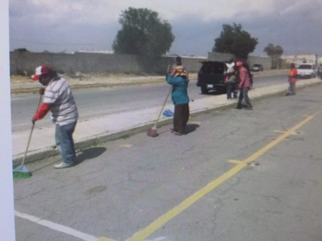 Comerciantes de Tepeaca limpian y desinfectan su mercado