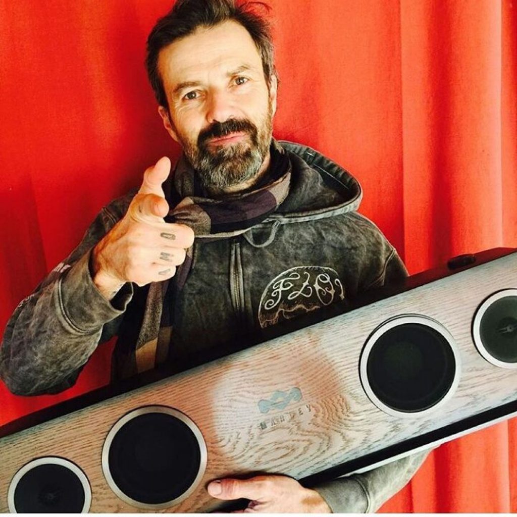 A más de un año de su retiro debido al cáncer, Pau Donés, regresa a la música