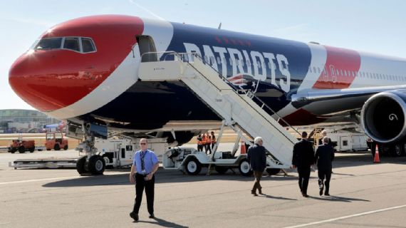 Avión de los Patriots se usa para transportar 1.2 millones de mascarillas de China a Estados Unidos