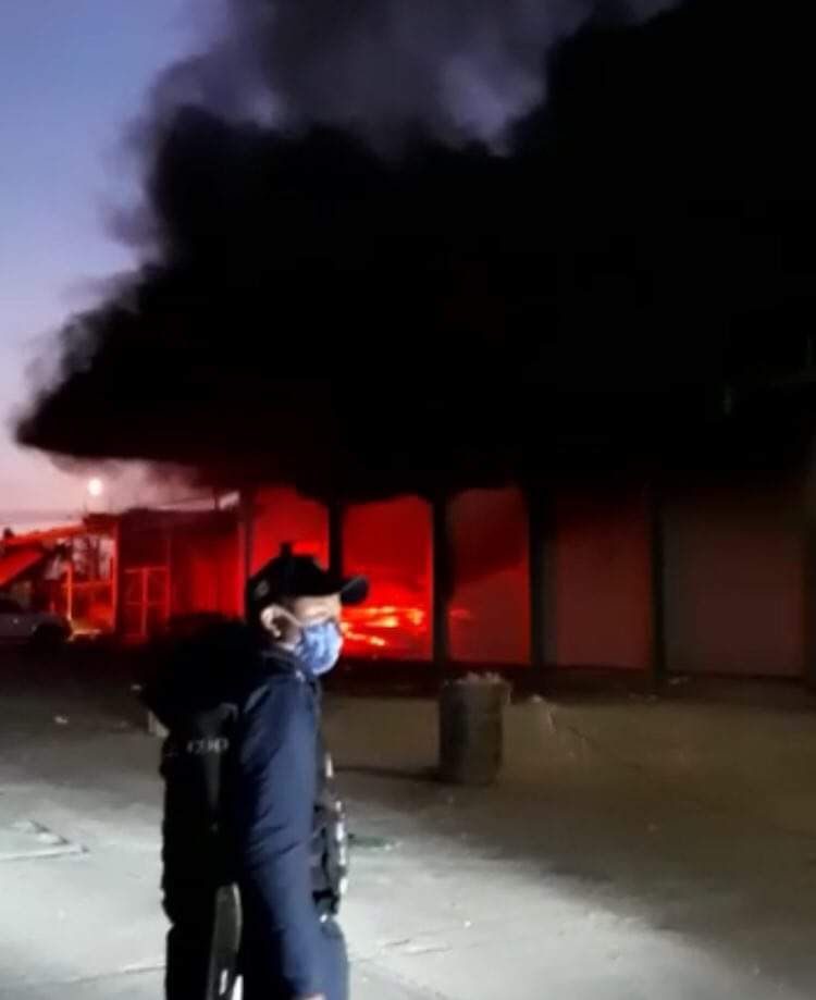 Video desde Puebla: Pánico en la Central de Abasto de Huixcolotla por incendio en una de sus naves