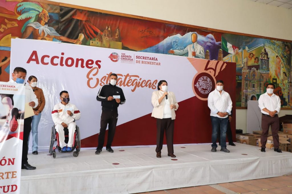 Karina Pérez Popoca entrega apoyos económicos y despensas a entrenadores deportivos