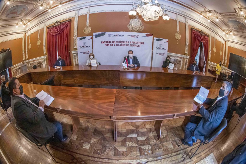 Docentes, línea de defensa esencial para combatir Covid-19: Marco Mena.