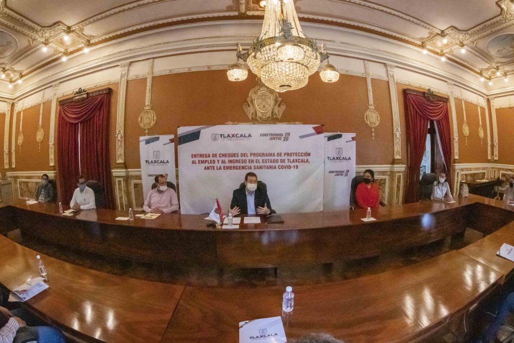 Desde Tlaxcala: Marco Mena entrega créditos a negocios del sector turístico por COVID-19.