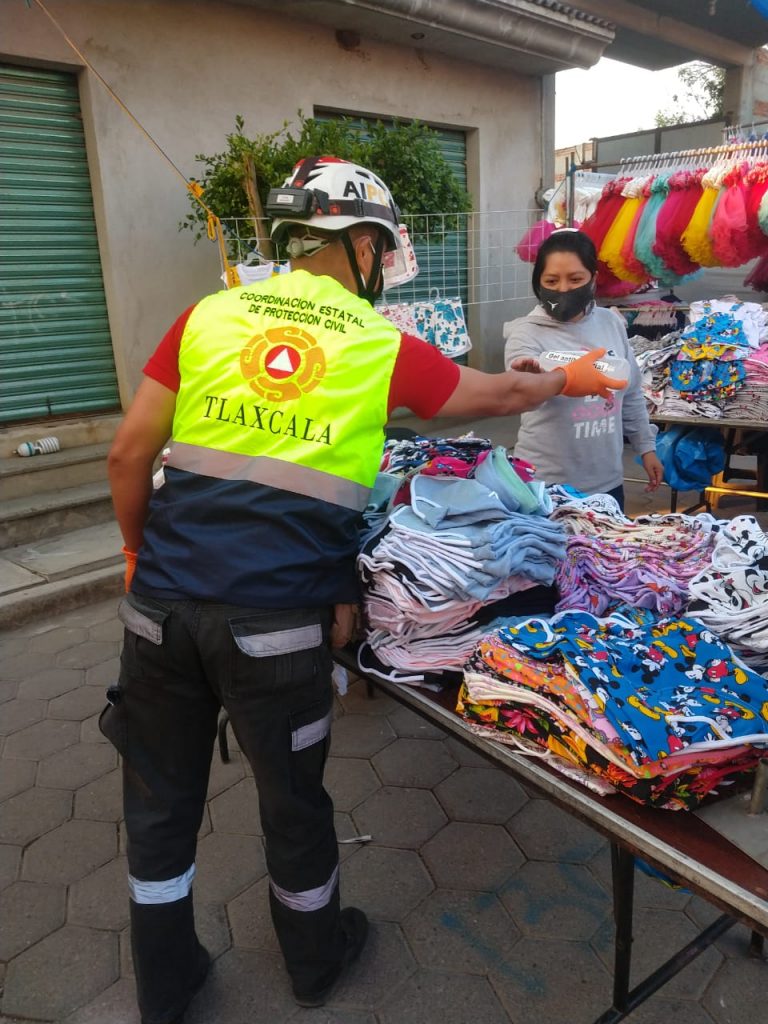 Desde Tlaxcala: Refuerza Comisión de Protección Civil las medidas de prevención por COVID-19 entre comerciantes tlaxcaltecas de Mazatecochco.