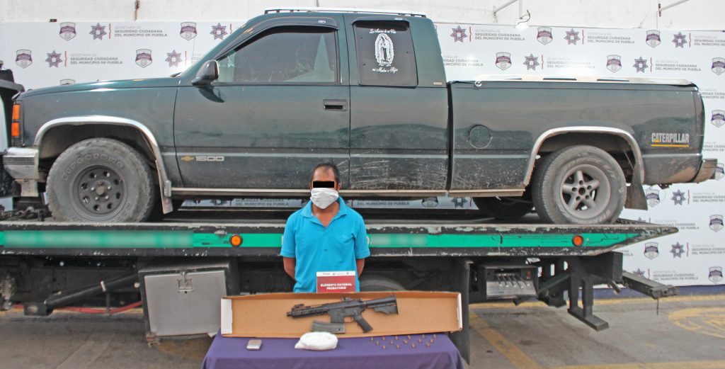 Detuvo Policía Municipal de puebla a hombre en posesión de un fusil de asalto de uso exclusivo del ejército, armada y fuerza aérea