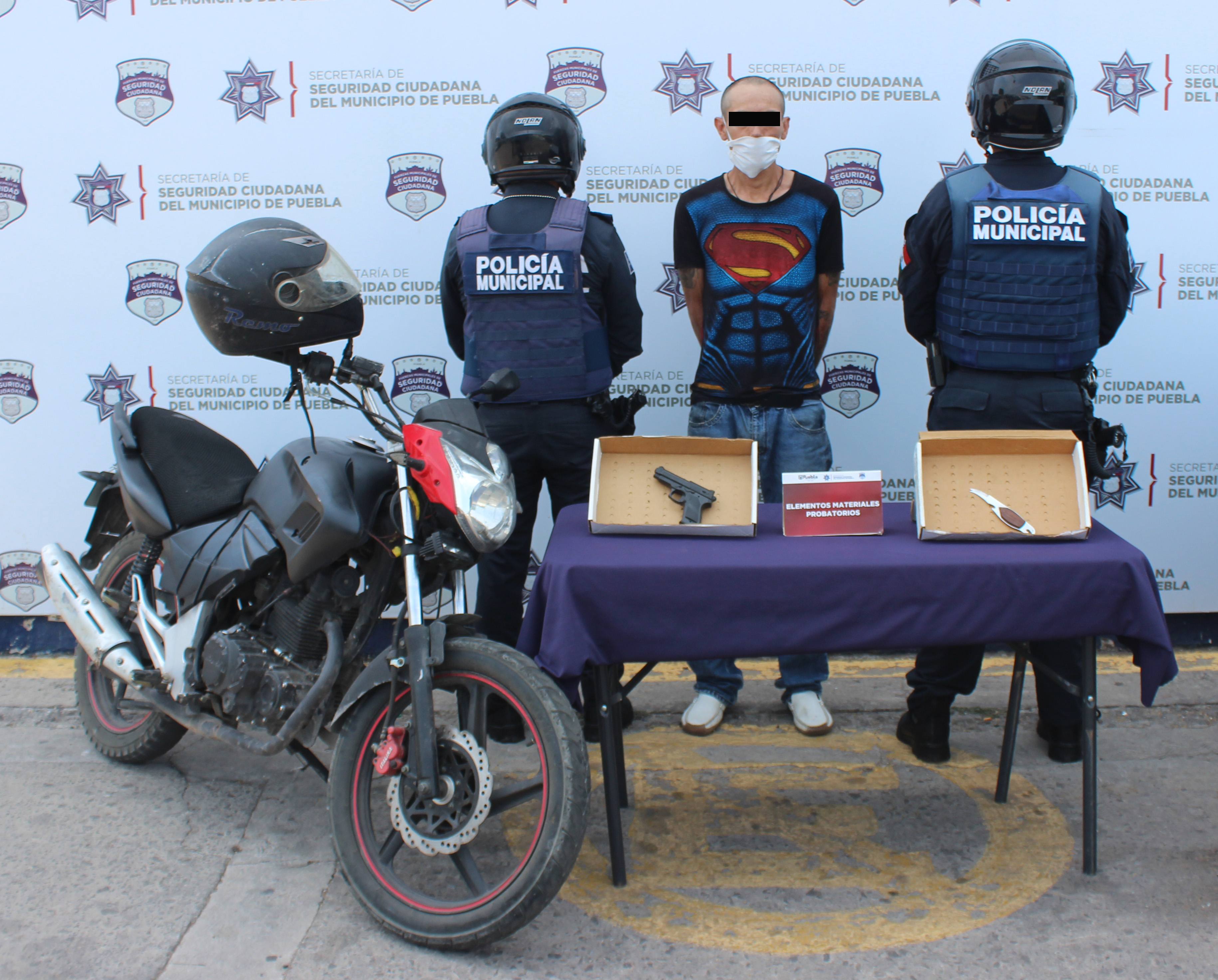 Detuvo Policía Municipal de Puebla a hombre por portación de instrumentos prohibidos.