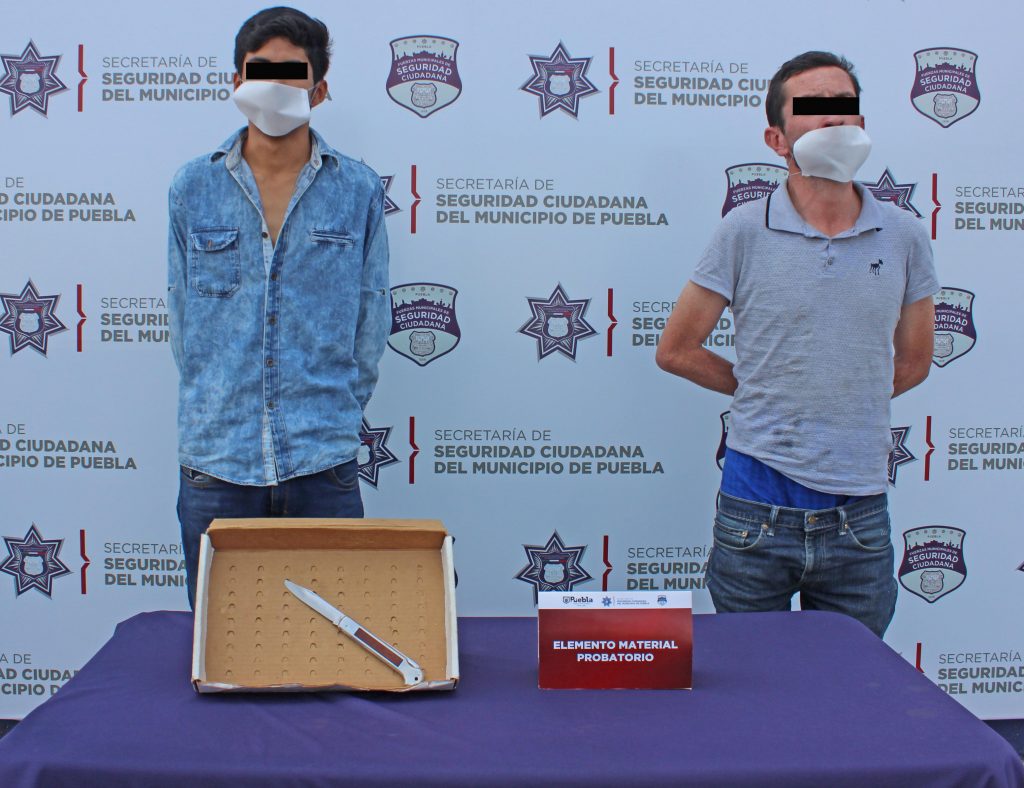 Detuvo policía municipal de Puebla a dos hombres y una menor de edad por robo en agravio de un taxista.