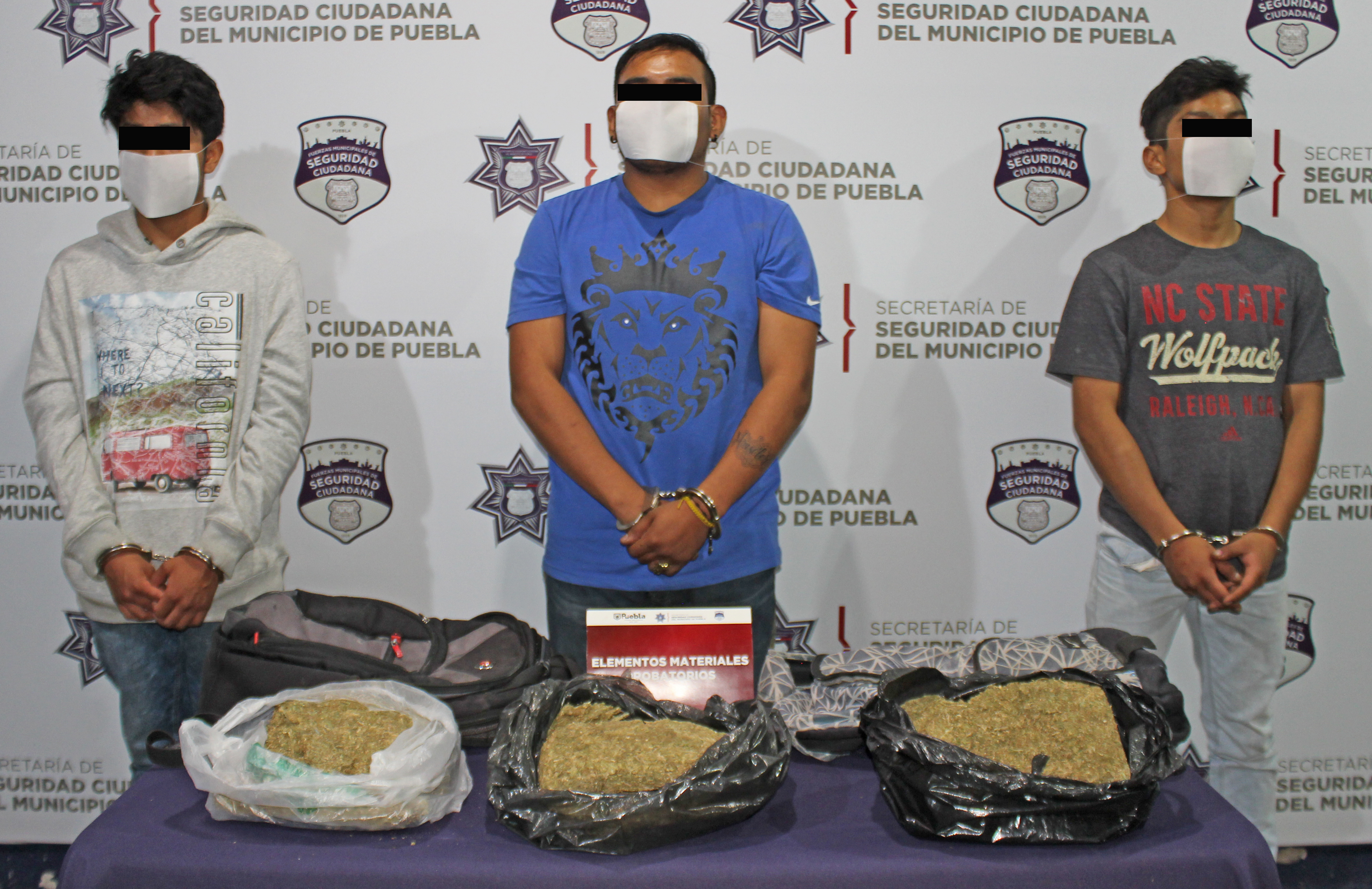 Aseguró policía municipal de Puebla alrededor de 3.5 kilogramos de posible marihuana; 4 hombres detenidos.