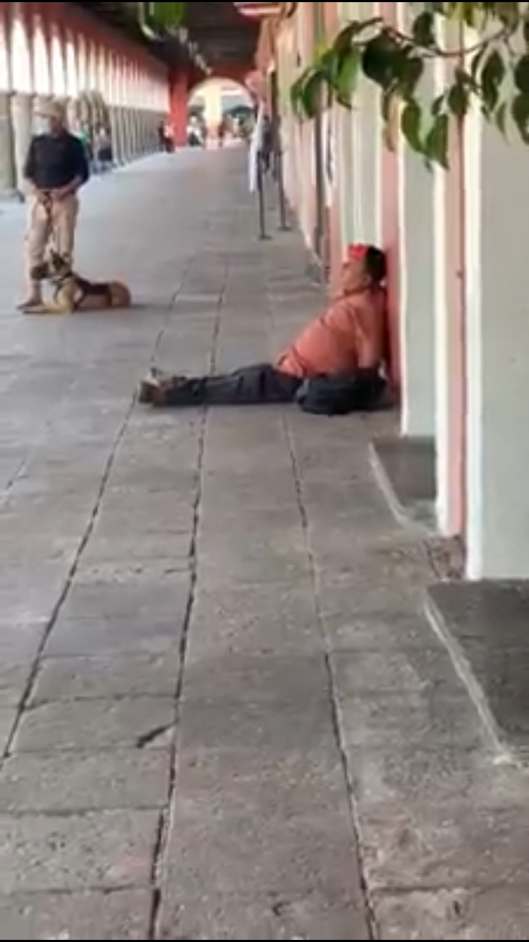 Video desde Puebla: Hombre posiblemente enfermo de Covid se desploma en el centro de San Pedro Cholula y provoca pánico