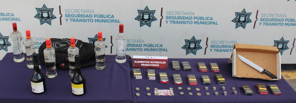 Detuvo policía municipal de Puebla a cuatro menores de edad por robo a tienda Oxxo.