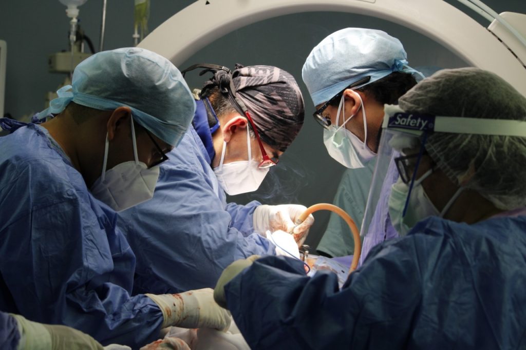 Realiza ISSSTEP cirugía de alta especialidad para masculino con fractura de columna vertebral