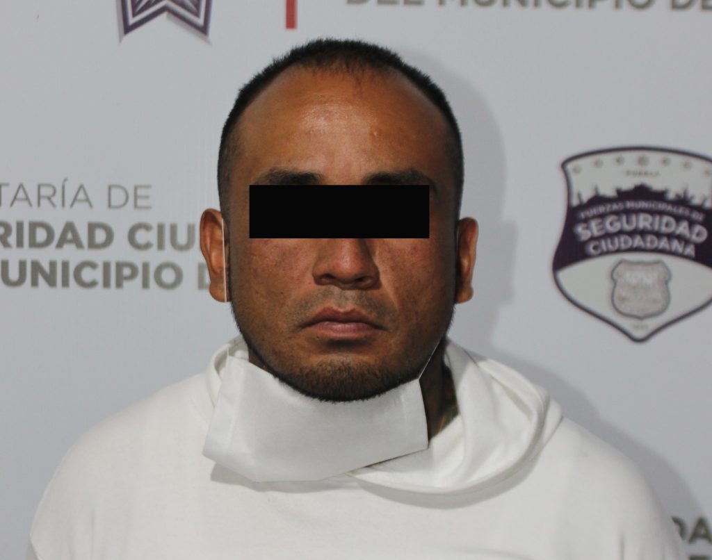 Mediante dispositivo preventivo, ubicó y detuvo policía municipal de Puebla a tres hombres por portación ilegal de arma de fuego.