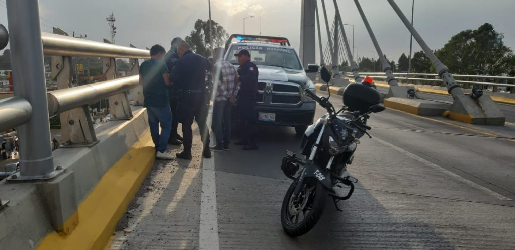 Video desde Puebla: Policías de San Andrés Cholula disuaden a un joven de suicidarse