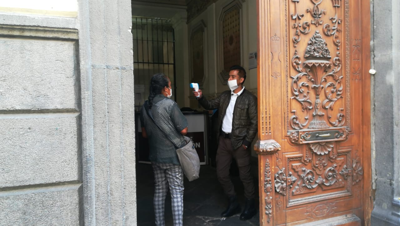 Video desde Puebla: En el ayuntamiento de Puebla se usa pistola de temperatura para permitir el ingreso al Palacio Muincipal