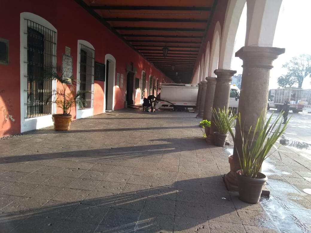 Pipa cae en socavón en el mismo zócalo de San Pedro Cholula