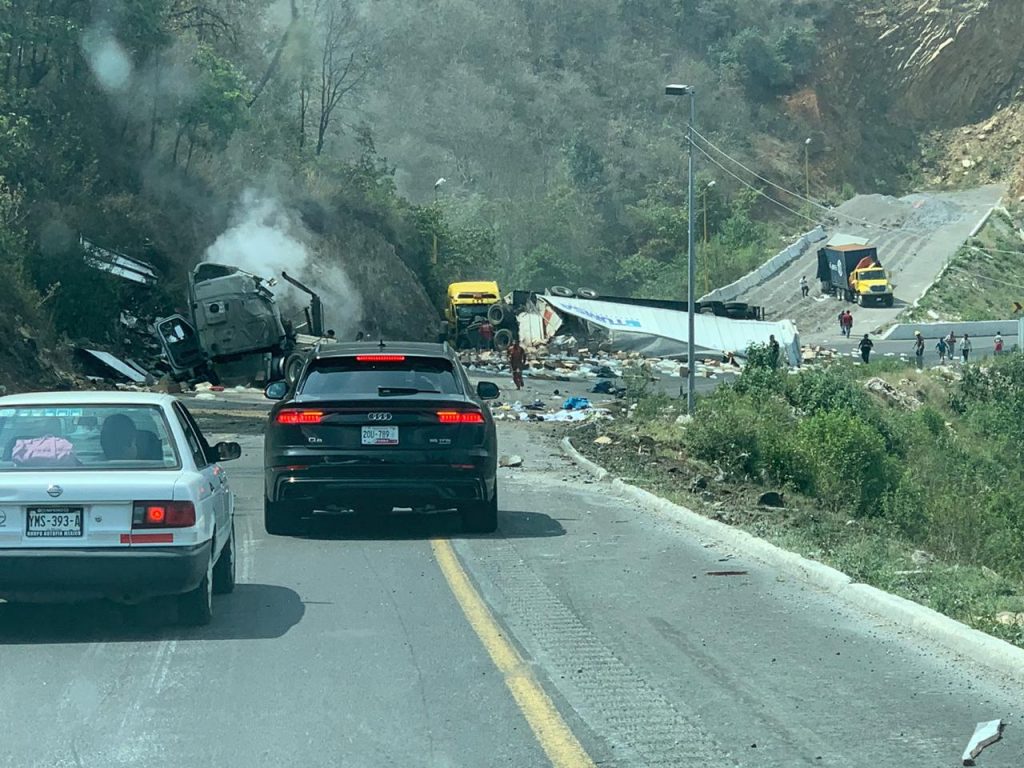 Fuerte accidente se registró bajando las cumbres de Maltrata con dirección hacia Orizaba