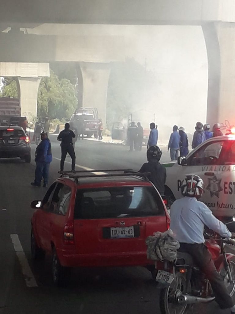 Se incendia una camioneta particular sobre autopista México-Puebla antes de llegar a San Felipe viniendo de la María
