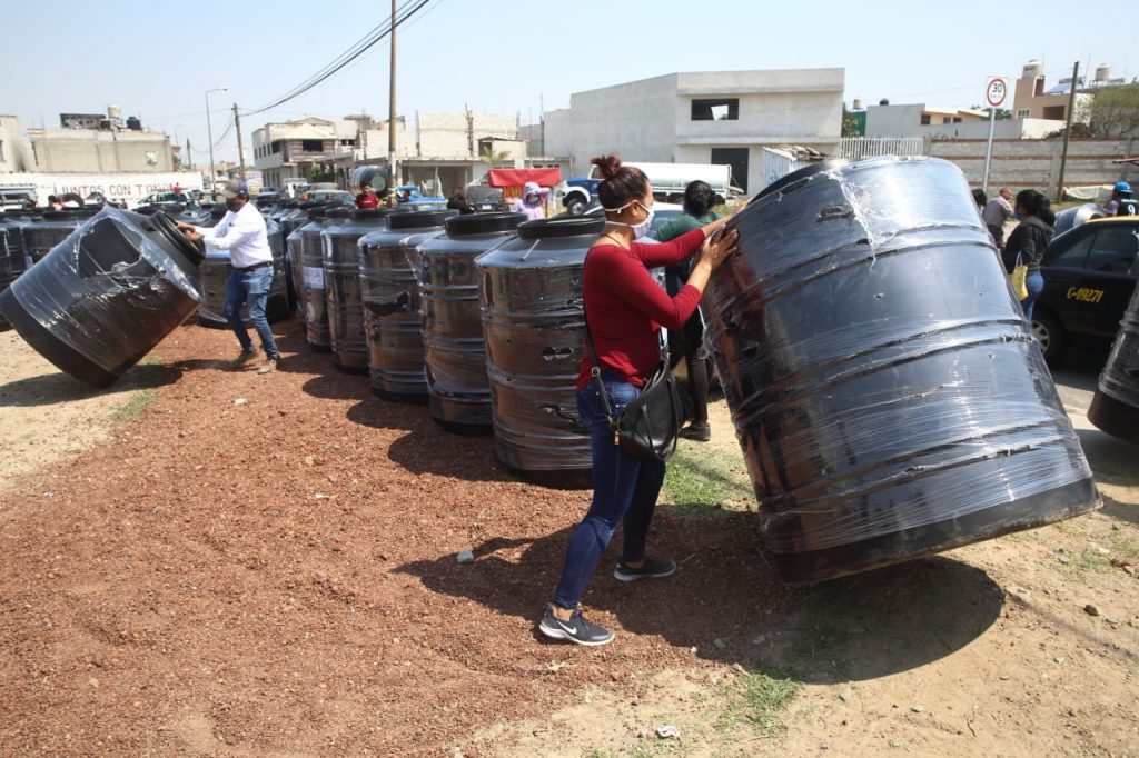 Gobierno de Puebla reparte 5 mil tinacos en zonas marginadas de la capital