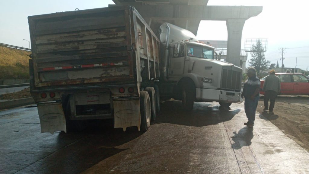 Carambola de 5 unidades en la México-Puebla luego de la lluvia vespertina
