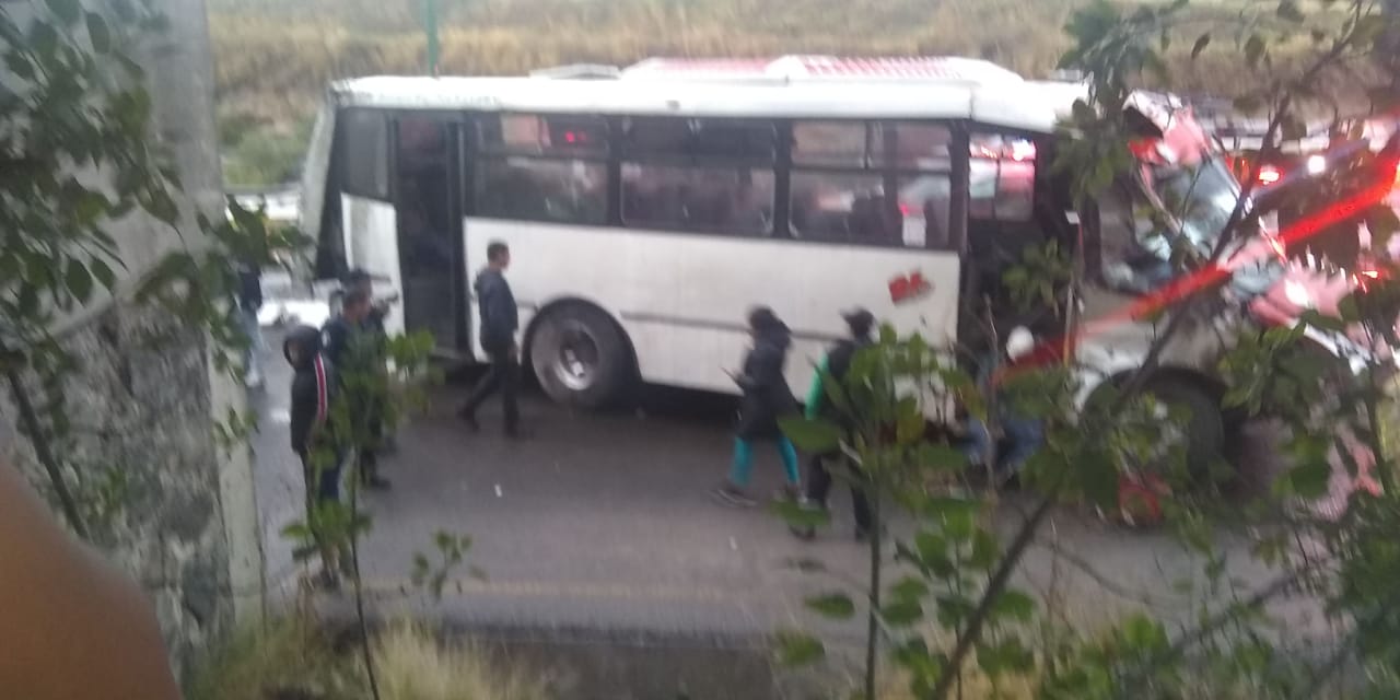 Microbús de Ruta 68 Amozoc cae del puente del periférico